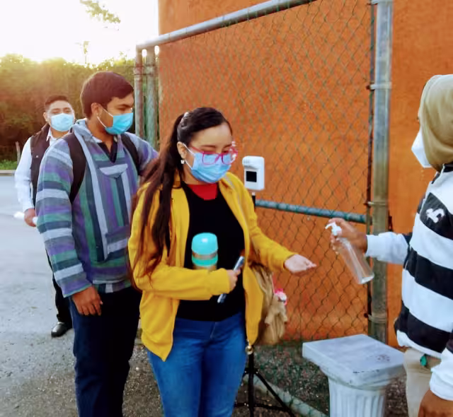 Se recibió a los alumnos y al personal en el estacionamiento