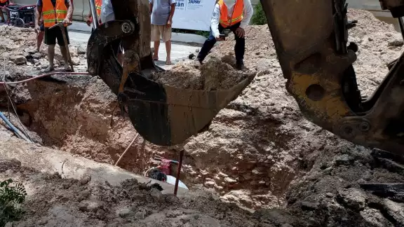 Obreros de la Japay trabajaron por 12 horas para reparar la fuga Obreros de la Japay trabajaron por 12 horas para reparar la fuga