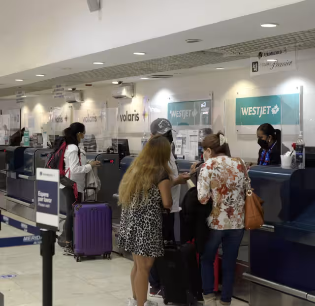 Entre las 09:00 y las 12:30 llegan cinco vuelos de la Ciudad de México, de Monterrey y de otros puntos