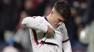 El futbolista americano se alza la playera para mostrar el mensaje