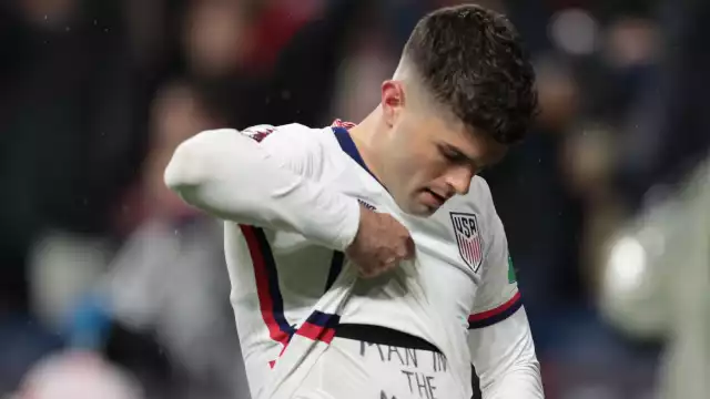 El futbolista americano se alza la playera para mostrar el mensaje