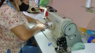 Laura Cauich señala que por más de 20 años se ha dedicado a la costura para eventos sociales, pero a raíz de la suspensión, su trabajo de confección aminoró