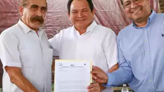 Joaquín Díaz entregó notificación del programa La Escuela es Nuestra