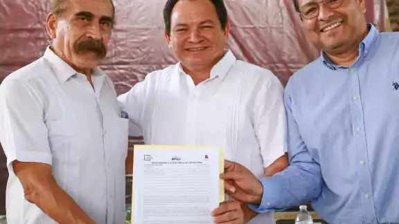 Joaquín Díaz entregó notificación del programa La Escuela es Nuestra Joaquín Díaz entregó notificación del programa La Escuela es Nuestra