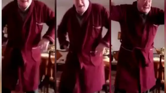 Un hombre de la tercera edad celebra haber recibido una dosis de la vacuna anticovid