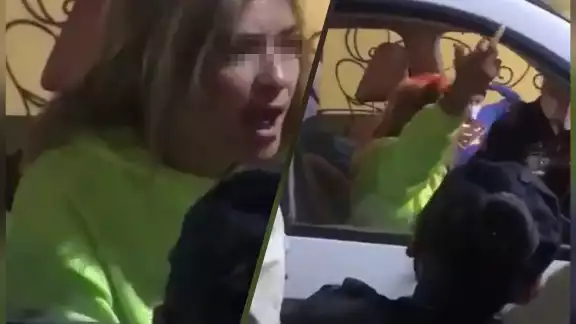 Lady Mugrosa gritando insultos desde su camioneta