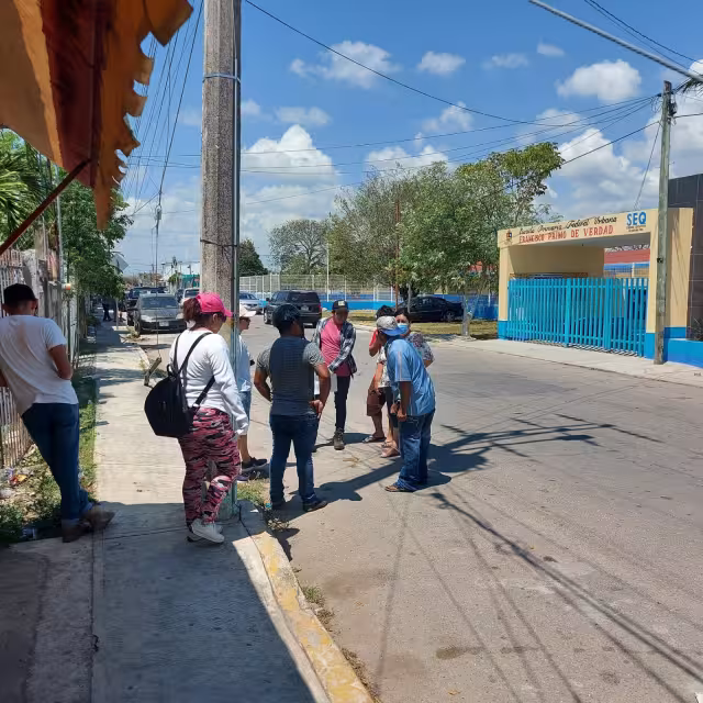 Una de las cuadrillas de vecinos recorrió calles frente a la escuela Francisco Primo de Verdad, en Chetumal