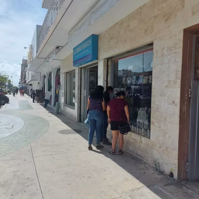 En ambos casos la policía invitó a las víctimas a interponer su denuncia, mientras que alertaron a los compradores para extremar precauciones