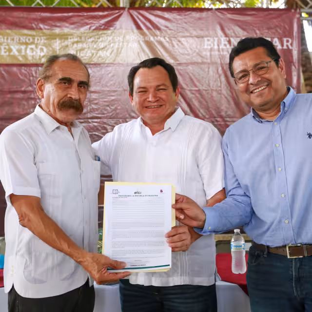 Joaquín Díaz entregó notificación del programa La Escuela es Nuestra