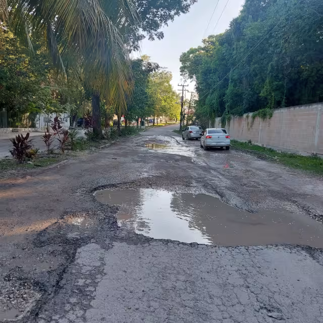 Una de las vías principales de Bacalar, que colinda con negocios y zonas turísticas se observa con daños y encharcamientos