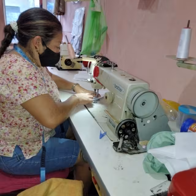 Laura Cauich señala que por más de 20 años se ha dedicado a la costura para eventos sociales, pero a raíz de la suspensión, su trabajo de confección aminoró