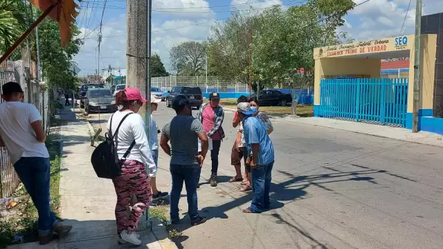 Una de las cuadrillas de vecinos recorrió calles frente a la escuela Francisco Primo de Verdad, en Chetumal