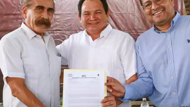 Joaquín Díaz entregó notificación del programa La Escuela es Nuestra