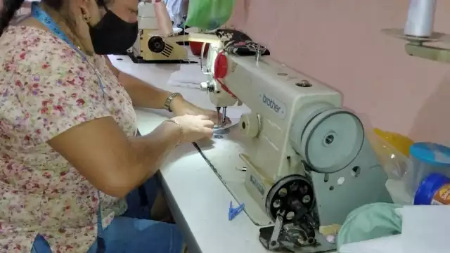 Laura Cauich señala que por más de 20 años se ha dedicado a la costura para eventos sociales, pero a raíz de la suspensión, su trabajo de confección aminoró