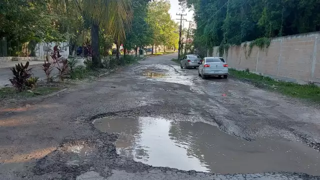 Una de las vías principales de Bacalar, que colinda con negocios y zonas turísticas se observa con daños y encharcamientos