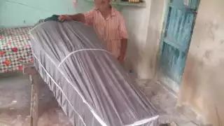 Carpintero de Chocholá narra su oficio elaborando ataúdes