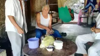 Tres cruces de madera elaboradas a mano dan la bienvenida a quienes llegan y despiden a los que se van