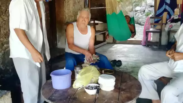 Tres cruces de madera elaboradas a mano dan la bienvenida a quienes llegan y despiden a los que se van
