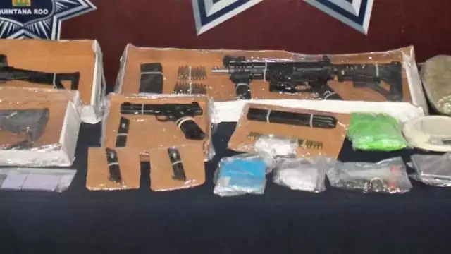 En el interior de un vehículos, los uniformados encontraron varias armas y cartuchos útiles