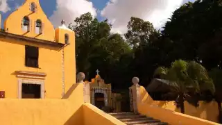 Se caracteriza por su iglesia de color amarillo y sus calles de adoquín francés que regalan una maravillosa vista.