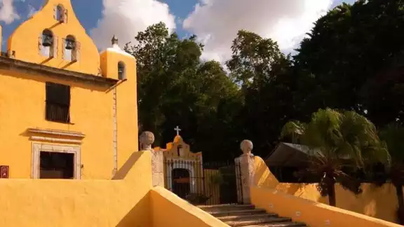 Se caracteriza por su iglesia de color amarillo y sus calles de adoquín francés que regalan una maravillosa vista. Se caracteriza por su iglesia de color amarillo y sus calles de adoquín francés que regalan una maravillosa vista.