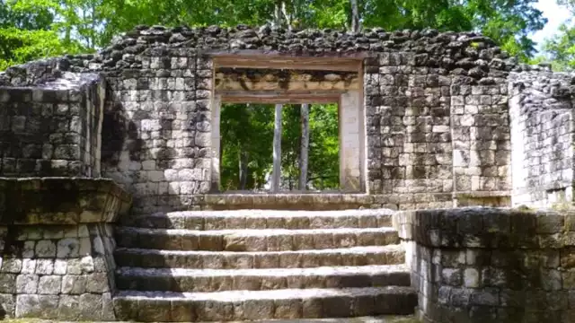 En Balamkú se encuentra el friso de estuco, pieza arqueológica más importante del sitio llamado el friso del universo