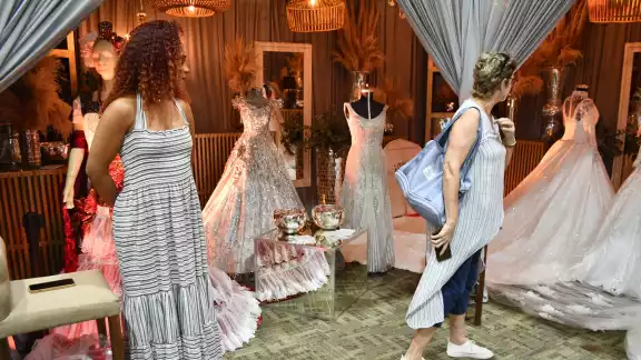 Hay expositores de comida y vestidos