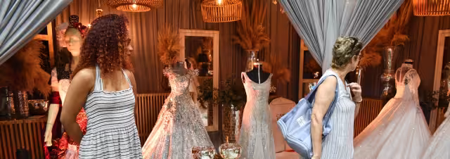 Hay expositores de comida y vestidos