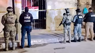 Catean domicilio, aseguran cuatro motocicletas y posibles drogas en Chetumal