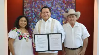 Joaquín Díaz Mena recibe el Bando Solemne  de la declaración como Gobernador Constitucional de Yucatán