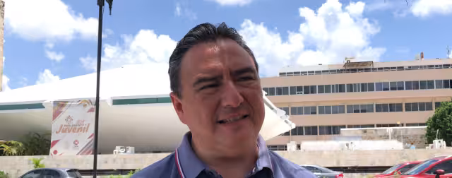 Ricardo Medina Farfán, del PRI, cuestiona la privatización de servicios públicos en Campeche, exigiendo justificaciones claras.