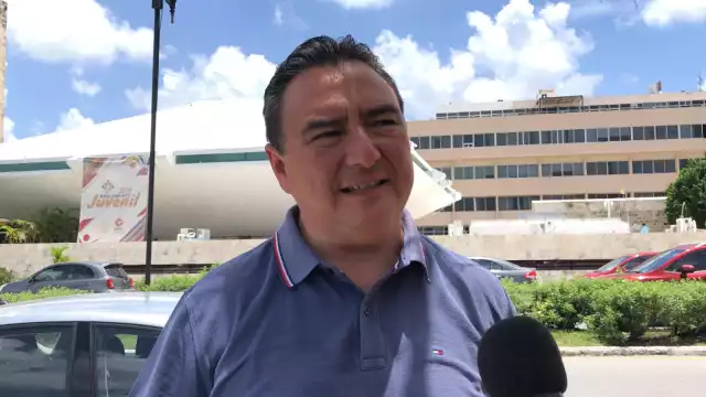 Ricardo Medina Farfán, del PRI, cuestiona la privatización de servicios públicos en Campeche, exigiendo justificaciones claras.