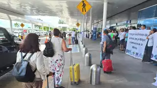 Empleados del Poder Judicial protestan en el aeropuerto de Mérida