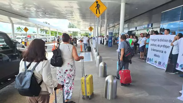 Los empleados protestaron frente a los viajeros en el aeropuerto de Mérida