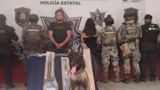 Detienen a hombre y adolescente con armas y drogas en Mahahual