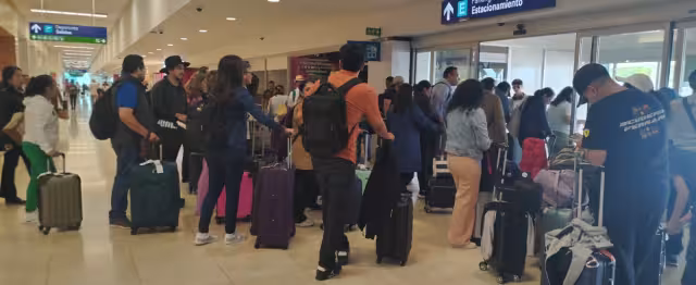 Pasajeros llegaron a Mérida procedentes de la CDMX