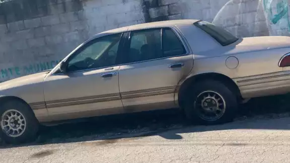 En el lugar, los autores de la manta dejaron un automóvil que estaba incendiándose En el lugar, los autores de la manta dejaron un automóvil que estaba incendiándose