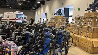 Joaquín Díaz Mena realiza entrega ambulancias y equipo ortopédico en Mérida 