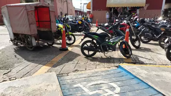 Conductores bloquean con sus vehículos rampas de acceso para personas que usan sillas de ruedas