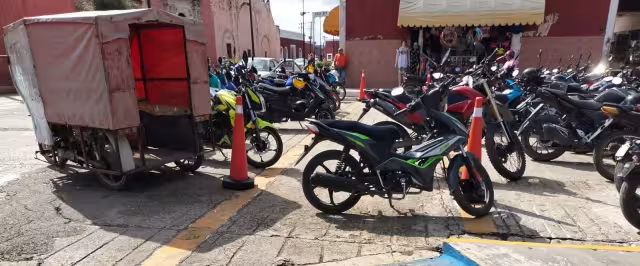 Conductores bloquean con sus vehículos rampas de acceso para personas que usan sillas de ruedas