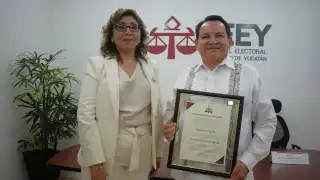 Tribunal Electoral entrega la  constancia a Joaquín Díaz Mena como gobernador electo de Yucatán 