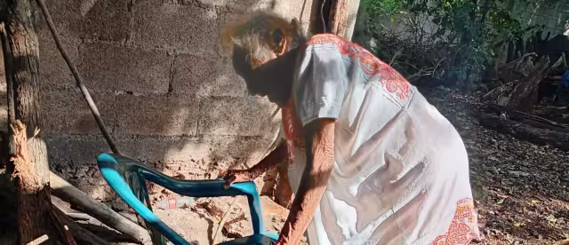 Vecinos expresan su preocupación ante mujer de 82 años que vive sola; piden que autoridades la ayuden