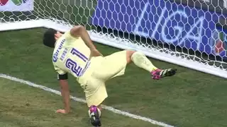 Henry Martin se "orina" en área de las Chivas