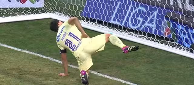 Henry Martin se "orina" en área de las Chivas