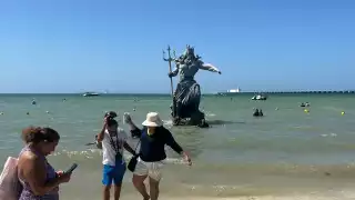 Aquaman visita a la estatua de Poseidón en Progreso