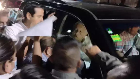 AMLO logra ingresar a Cuartel Militar en Chiapas, tras ser retenido en bloqueo de la CNTE AMLO logra ingresar a Cuartel Militar en Chiapas, tras ser retenido en bloqueo de la CNTE