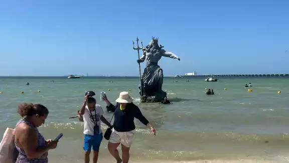 La estatua de Poseidón continúa acaparando miradas en Progreso La estatua de Poseidón continúa acaparando miradas en Progreso