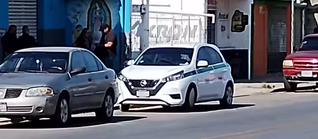 El vehículo en el que fue hallado muerto el taxista estaba estacionado sobre la avenida Ruta 4 de Cancún, que fue cerrada para las indagatorias de Servicios Periciales