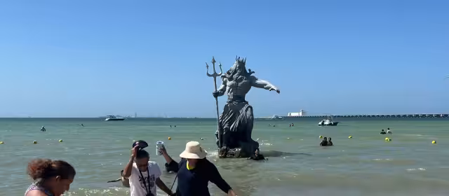 La estatua de Poseidón continúa acaparando miradas en Progreso