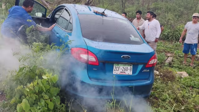 Un vehículo se salió de la carretera en la Mérida - Motul